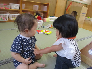 お友だちに「つつきましょう」をしたよ.JPG