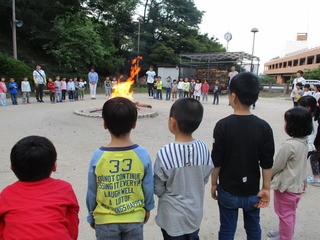 (や)楽しみにしていたキャンプファイヤー.JPG
